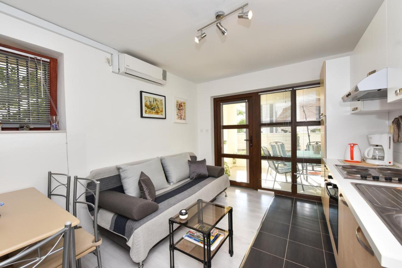 Lovely Apartment In The Groundfloor Zadar Exterior foto