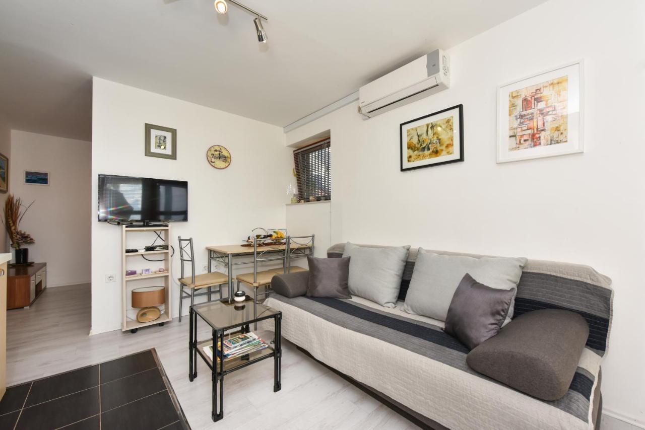 Lovely Apartment In The Groundfloor Zadar Exterior foto