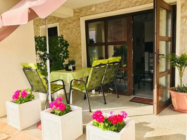 Lovely Apartment In The Groundfloor Zadar Exterior foto